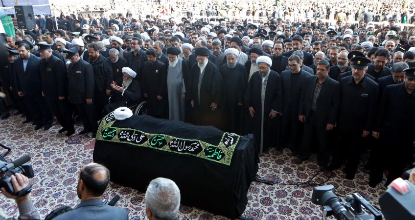 خواندن نماز میت برای زن و مرد چه تفاوتی با یکدیگر دارد