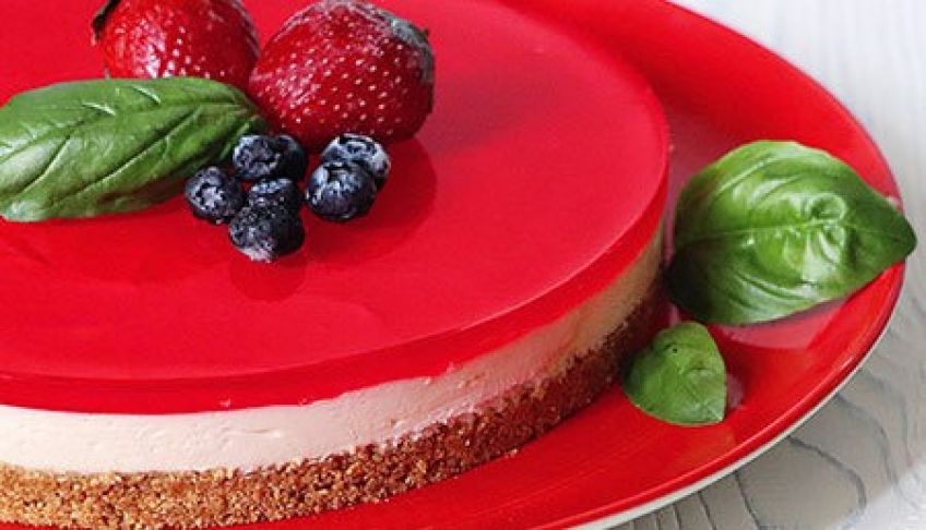 طرز تهیه چیز کیک یخچالی با ژله و بیسکوییت