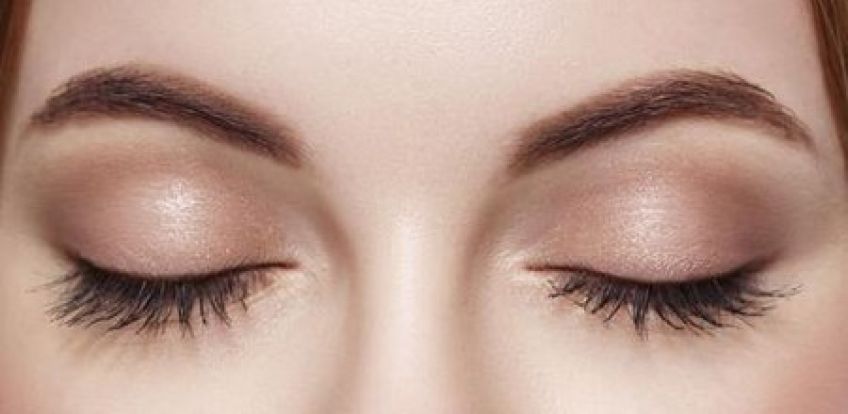 چگونه مژه و ابرو خود را پرپشت کنیم