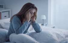 بررسی دلایل بی خوابی و راه های تشخیص و درمان آن