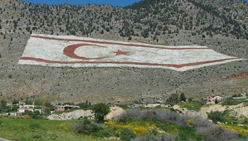 ماجرای تصاویر پرچم بزرگ در کوه های قبرس شمالی چیست؟