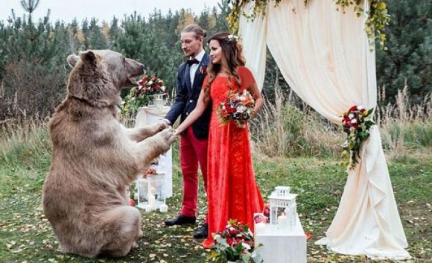 ازدواج عجیب یک زوج روسی با حضور یک میهمان