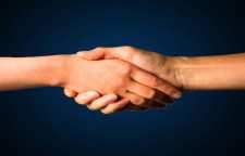 روش صحیح دست دادن در برقراری ارتباط
