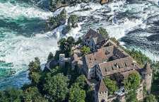 قلعهی لائوفن بر فراز آبشار  راین در کشور سوئیس