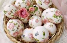 طراحی به شیوه دکوپاژ روی تخم مرغ با دستمال کاغذی طرح دار