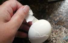 روش های جدا کردن پوست تخم مرغ آب پز