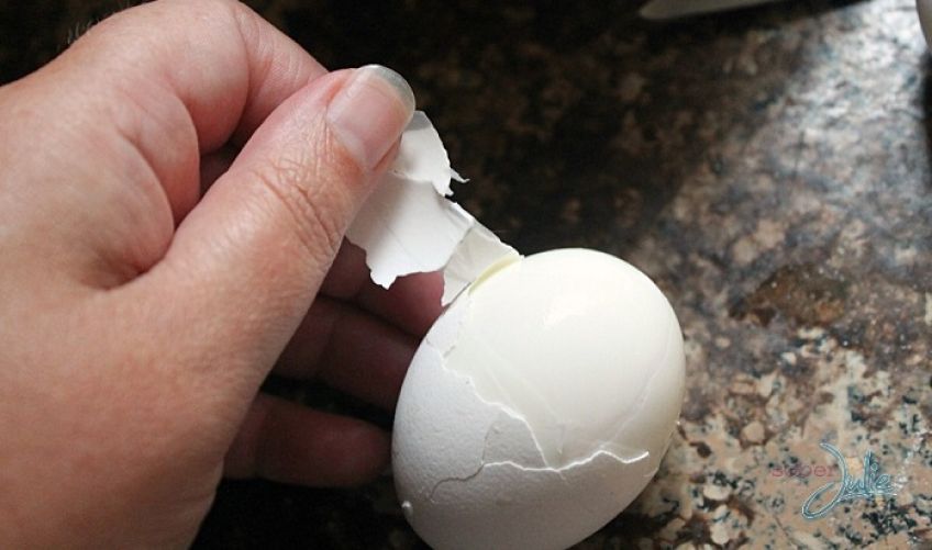 روش های جدا کردن پوست تخم مرغ آب پز