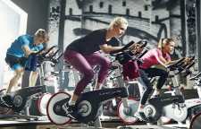 تأثیر دوچرخه ثابت و کلاس های اسپینینگ در چربی سوزی و عضله سازی