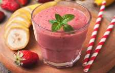 دستور تهیه نوشیدنی اسموتی موز و توت فرنگی