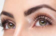 استفاده از روش های طبیعی و خانگی برای فر کردن مژه ها