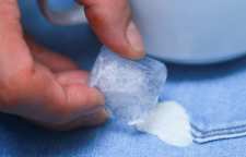 روش های پاک کردن آدامس از روی لباس