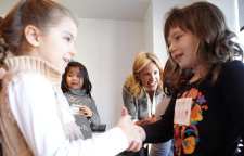 آموزش مهارت برقراری ارتباط با دیگران به کودکان