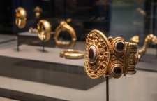 دستبند و بازو بند های جواهر دوره هخامنشی