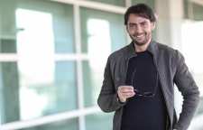 اهدای جایزه بهترین بازیگر مرد جشنواره آسیاپافیسیک به امیرعلی دانایی