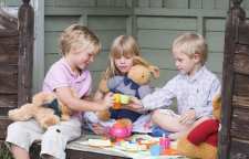 تاثیر بازی با عروسک بر روی رفتار کودکان
