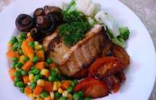 آموزش طبخ ماهی و سبزیجات در فر