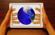 قاب تبلتی که دستان خود را از زیر تبلت مشاهده می کنید