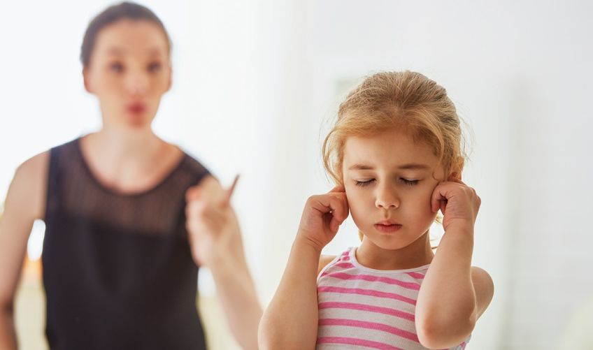 با کودکی که حرف گوش کن نیست چگونه رفتار کنیم