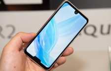 گوشی شارپ با دو بریدگی نمایشگر