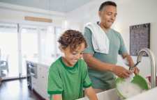 آموزش مهارت نکته های اساسی خانه داری به کودکان