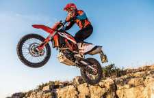 بررسی و مشخصات موتور کی تی ام اندور 690 مدل 2019