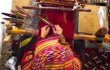 ابریشم بافی از بهترین و زیبا ترین صنایع و سوغات گلستان