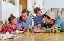 اهمیت و تاثیر بازی کردن والدین با کودکان