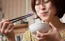 چگونه و چرا باید آهسته و آرام غذا بخوریم