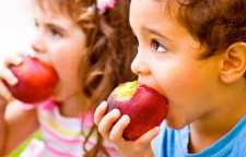 دریافت انواع ویتامین  توسط آب سیب برای کودکان