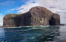 غار فینگال اسکاتلند شبیه یک اثر هنری معاصر