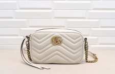 نحوه پاک کردن لکه از روی کیف سفید چرمی