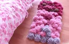 فرشینه با پوم پوم یا توپک کاموایی رنگی