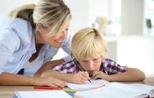 نحوه کمک کردن والدین به کودکان در انجام تکالیف مدرسه
