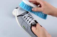 دو روش عالی برای شستن کفش های کتانی