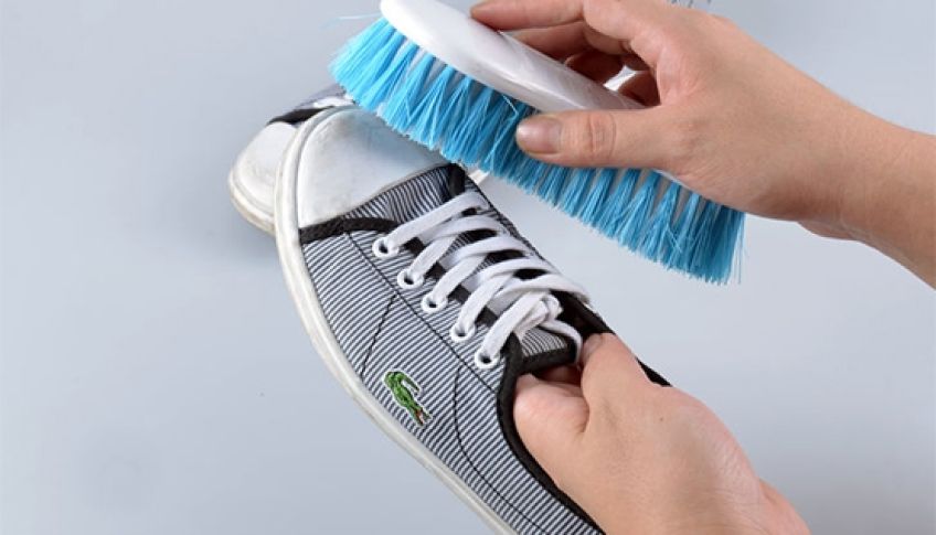 دو روش عالی برای شستن کفش های کتانی