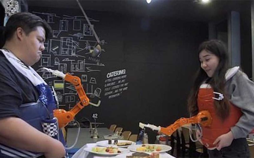 ساخت رباتی که به کاربر خود غذا می  دهد