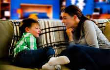 دروغ های رایجی که والدین بدون اینکه متوجه باشند به کودکان خود می گویند