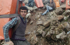 کیوان کیوانفر یکی از کولبرهای پاوه ای که مدرک ارشد دارد