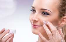 نکات مهم خرید کرم مرطوب کننده پوست و روش درست استفاده از آن