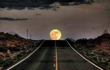 چرا ماه هنگام حرکت ما را تعقیب می کند