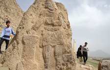 نقش برجسته بلاش شاه اشکانی در بیستون