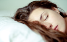 مضرات و عوارض خوابیدن با موی خیس