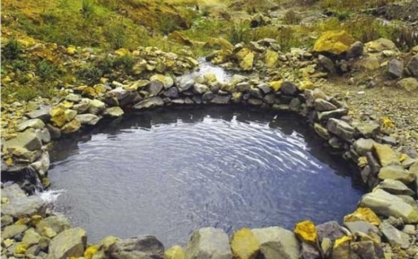 چشمه آبگرم دهلران در استان ایلام