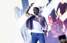 علیرضا طلیسچی در برج میلاد تهران به روی صحنه رفت