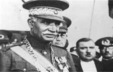 دهم آذر ماه رضاشاه نخست وزیر خود  فروغی را برکنار کرد