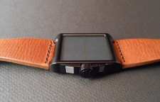 ساعت مچی خورشیدی با قابلیت شارژ تلفن همراه