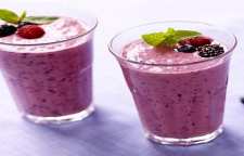 روش درست کردن نوشیدنی اسموتی موز و شاه توت