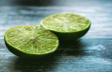 روش تهیه دتاکس واتر لیمو و فلفل هندی