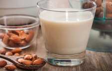 شیر بادام و عسل نوشیدنی گیاهی با خاصیت فراوان