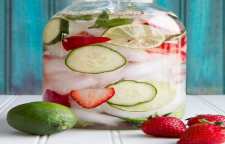 روش تهیه نوشیدنی دتاکس توت فرنگی و ریحان